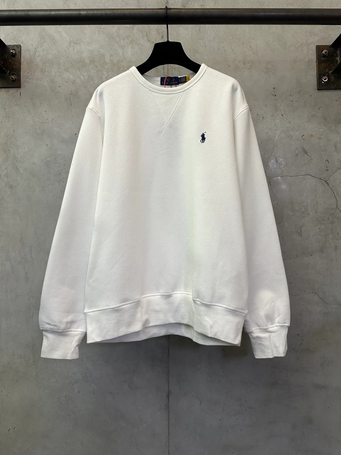P330 Ralph Lauren logo embroidered sweatshirt. Customized cloud-like honey cotton fleece sweatshirt material. It feels delicate and comfortable against the skin. It is mainly made of deep black and is decorated with exquisite white pony logo. It is highly recognizable. Customized hardware. Thread. Accessories. Matching. Same style for men and women. -Color: Black White Blue Gray -Size: S M L XL